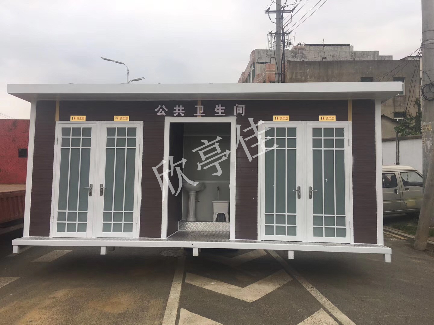 雕花板移動廁